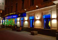 Освещение фасада здания - клиника Медведева